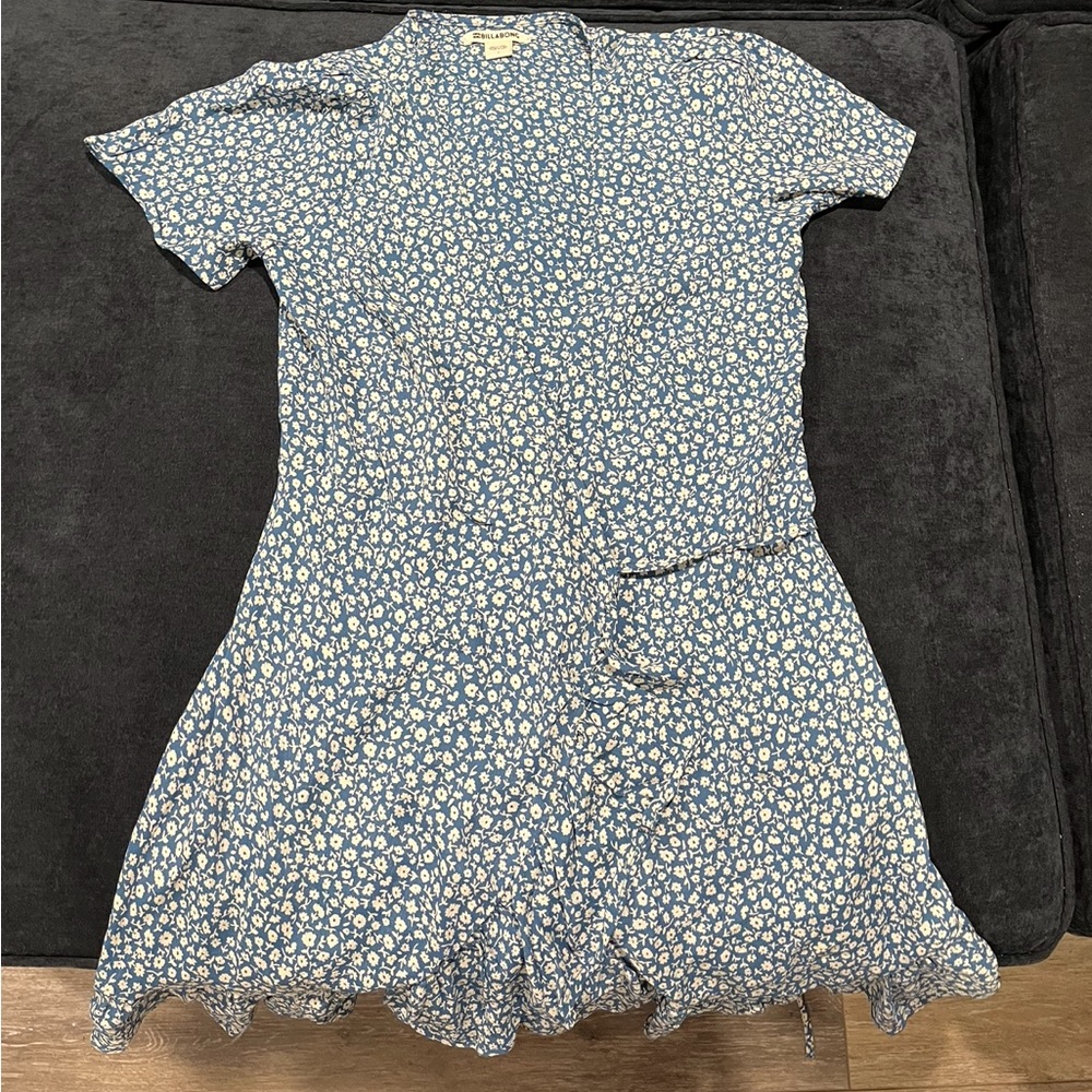 Billabong wrap blue flower dress, never worn, new, size 6
